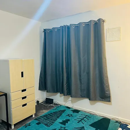 Double Bedroom In Fishpond * Bristol